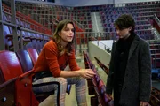 Der drohende Abstieg und ein Mord einer Spielerlegende setzen der Pressesprecherin Annika Brett in der Befragung mit Nele Becker sichtlich zu. Der drohende Abstieg und ein Mord einer Spielerlegende setzen der Pressesprecherin Annika Brett in der Befragung mit Nele Becker sichtlich zu.