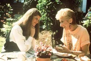 Rosie (Olympia Dukakis, r.) ist ganz aus dem H&auml;uschen vor Freude, als sie von Mollie (Kirstie Alley, l.) erf&auml;hrt, dass sie noch einmal Gro&szlig;mutter wird. Nur hoffentlich ist der Nachwuchs nicht wieder so vorlaut ...