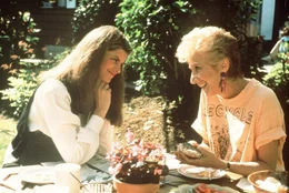 Rosie (Olympia Dukakis, r.) ist ganz aus dem H&auml;uschen vor Freude, als sie von Mollie (Kirstie Alley, l.) erf&auml;hrt, dass sie noch einmal Gro&szlig;mutter wird. Nur hoffentlich ist der Nachwuchs nicht wieder so vorlaut ...