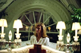 Im legend&auml;ren Camp David, dem Landsitz des US-Pr&auml;sidenten, finden wieder Friedensverhandlungen statt. Sarah (Kim Basinger) versucht, ein bisschen zu entspannen.