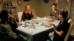 Ein Essen unter Nachbarn: Michael Faraday (Jeff Bridges, li.) und seine Freundin Brooke Wolfe (Hope Davis, 2. v. li.) lernen Oliver Lang (Tim Robbins) und seine Frau Cheryl (Joan Cusack, .) kennen.