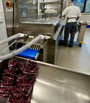 Rote Gr&uuml;tze als Fertiggericht aus der Gro&szlig;k&uuml;che: Im Vakuumbeutel einen Monat lang gek&uuml;hlt haltbar.