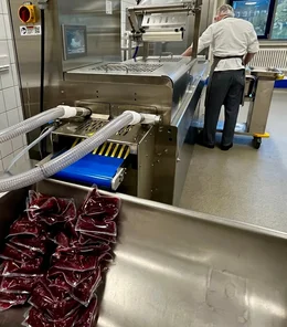 Rote Gr&uuml;tze als Fertiggericht aus der Gro&szlig;k&uuml;che: Im Vakuumbeutel einen Monat lang gek&uuml;hlt haltbar.