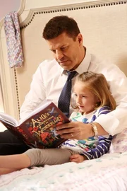 L-R: Seeley Booth (David Boreanaz) und Christine Booth (Sunnie Pelant) L-R: Seeley Booth (David Boreanaz) und Christine Booth (Sunnie Pelant)