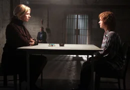 Im Beisein einer W&auml;rterin (Isis Kr&uuml;ger, Mitte) besucht Nora (Veronica Ferres, li.) Linda (Liv Lisa Fries), die M&ouml;rderin ihrer Tochter, im Gef&auml;ngnis.