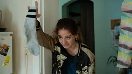 Hasis Socke ist im falschen Zimmer. Im Bild: Katja (Meryem Ebru &Ouml;z)