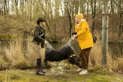 Bella (Almila Bagriacik, l.) muss Eva (Rosalie Thomass, r.) helfen, die Leiche von Hund Rocco zu verstecken, den Eva versehentlich mit Bellas Waffe erschossen hat.