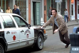 Nicholas Easter (John Cusack) z&ouml;gert keine Sekunde und nimmt die Verfolgung auf.