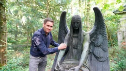 Olaf Ihlefeld lebt seit 30 Jahren f&uuml;r den S&uuml;dwestkirchhof Stahnsdorf. Hier ruhen Ber&uuml;hmtheiten, etwa Heinrich Zille, Friedrich-Wilhelm Murnau, die Familie Siemens, aber auch j&uuml;ngere Promis, wie Manfred Krug oder Dieter Thomas Heck. Der Friedhofsleiter Ihlefeld organisiert in seiner Freizeit F&uuml;hrungen und Kulturveranstaltungen, um dem breiten Publikum die Faszination dieses Ortes n&auml;her zu bringen. - Auf Du und Du mit Engeln.