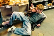 Kevin Vogel (Antonije Stankovic) arbeitet in der Kantine der SOKO. Plötzlich bringt er sich in eine gefährliche Situation mit einem Kriminellen. Warum mischt er sich in straffällige Angelegenheiten ein? Kevin Vogel (Antonije Stankovic) arbeitet in der Kantine der SOKO. Plötzlich bringt er sich in eine gefährliche Situation mit einem Kriminellen. Warum mischt er sich in straffällige Angelegenheiten ein?