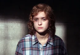Linda (Liv Lisa Fries) sitzt wegen brutalen Mordes im Gef&auml;ngnis.