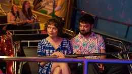 Franky (Lena Urzendowsky) und Hasi (Cino Djavid) fahren gemeinsam Achterbahn.