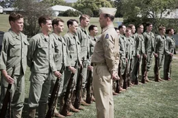 "Hacksaw Ridge - Die Entscheidung", Desmond T. Doss will nach der schweren Kindheit bei seinem alkoholkranken, brutalen Vater Tom nie Gewalt anwenden. Als er die Krankenschwester Dorothy kennen und lieben lernt, w&auml;chst sein Wunsch, anderen Menschen zu helfen. Beim Eintritt der USA in den Zweiten Weltkrieg meldet er sich als Freiwilliger. Vor dem Kriegsgericht erk&auml;mpft er das Recht, den Dienst ohne Waffe versehen zu d&uuml;rfen. Daf&uuml;r von den Kameraden als Feigling verh&ouml;hnt, landet Doss als Sanit&auml;ter an vorderster Front auf der japanischen Insel Okinawa.Im Bild (v.li.): Damien Thomlinson (Ralph Morgan), Andrew Garfield (Desmond T. Doss), Michael Sheasby (Tex Lewis), Jacob Warner (James Pinnick), Harry Greenwood (Henry Brown), Richard Pyros (Randal "Teach" Fuller),  Vince Vaughn (Sgt. Howell).  SENDUNG: ORF eins - SO - 08.11.2020 - 22:35 UHR. - Veroeffentlichung fuer Pressezwecke honorarfrei ausschliesslich im Zusammenhang mit oben genannter Sendung oder Veranstaltung des ORF bei Urhebernennung.