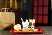 Die Dokumentation zeigt, welche Tricks in vier beliebten McDonald's Produkten stecken: McMuffin, McFlurry, McChicken und die Apfeltasche sind kostenoptimiert und standardisiert, damit sie in allen Filialen gleich schmecken. Die Dokumentation zeigt, welche Tricks in vier beliebten McDonald's Produkten stecken: McMuffin, McFlurry, McChicken und die Apfeltasche sind kostenoptimiert und standardisiert, damit sie in allen Filialen gleich schmecken.