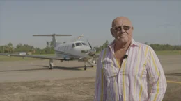 Der Unternehmer Klaus Eckhof l&auml;uft &uuml;ber ein Flugfeld in Uganda.