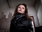 Ronja (Miriam Katzer) sucht im Geheimtreff der Gang entscheidende Hinweise auf deren kriminelle Handlungen. Ronja (Miriam Katzer) sucht im Geheimtreff der Gang entscheidende Hinweise auf deren kriminelle Handlungen.