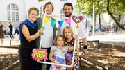 Checker Tobi bei der Einschulungsfeier mit den Schülerinnen Luna und Maya und ihren Eltern Cecilia und Andre. Checker Tobi bei der Einschulungsfeier mit den Schülerinnen Luna und Maya und ihren Eltern Cecilia und Andre.