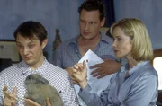 Kai (Stephan Benson, M.) will Mathilda (Ann-Kathrin Kramer, r.), aber nicht Matze (Arndt Schwering-Sohnrey, l.). Deshalb setzt er seine Braut unter Druck, den Behinderten so schnell wie m&ouml;glich wieder loszuwerden ...