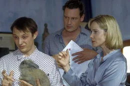 Kai (Stephan Benson, M.) will Mathilda (Ann-Kathrin Kramer, r.), aber nicht Matze (Arndt Schwering-Sohnrey, l.). Deshalb setzt er seine Braut unter Druck, den Behinderten so schnell wie m&ouml;glich wieder loszuwerden ...