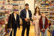 Peinlicher Zwischenfall im Spielwarenladen: Eva trifft auf Ex-Mann Stephen (Tobias Licht, 2.v.l.), die gemeinsame Tochter Olivia (Lyn Stucht, r.), Stephens Neue, Bella (Almila Bagriacik, 2.v.r.), und Freundin Marlene (Marie Burchard, l.).