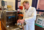 Wie wird hochwertiges Fleisch mit billigem Wasser gestreckt? Professor Hauke Hilz demonstriert die Tricks der Lebensmittelindustrie.