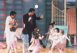 James alias John Travolta sorgt f&uuml;r Saturday Night Fever im Kindergarten.