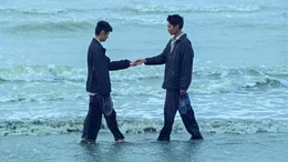Viet (Thanh Hai Pham, li.) und Nam (Duy Bao Dịnh Dao) durchqueren das Land von Norden nach S&uuml;den. (Lizenzzeiten bis 30.09.2026)