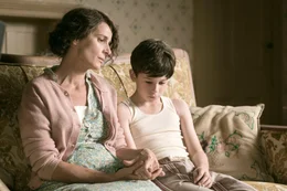 L-R: Bertha Doss (Rachel Griffiths) und Young Desmond (Darcy Bryce)