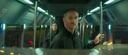 Pearce (Sean Harris) will Beatrice in einem Linienbus treffen. Seine Komplizin Freja (Ana Ularu) begleitet ihn. Pearce (Sean Harris) will Beatrice in einem Linienbus treffen. Seine Komplizin Freja (Ana Ularu) begleitet ihn.