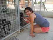 Buse k&uuml;mmert sich um die Hunde im mallorquinischen Tierheim.