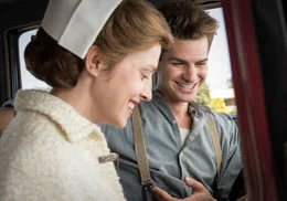 L-R: Dorothy Schutte (Teresa Palmer) und Desmond Doss (Andrew Garfield)