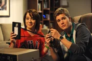 Kathi ist ganz gespannt auf ein Privatvideo ihrer Tante Moni, scheitert jedoch an der veralteten Technik. Von links: Katharina Benninger (Carina Dengler) und Patrick Westenrieder (Lucas Bauer).