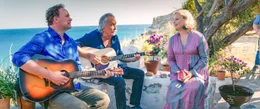 Von links: Johannes (Thomas Stipsits), Gert (Gert Steinb&auml;cker) und Julia (Katharina Stra&szlig;er) beim gemeinsamen Musizieren.