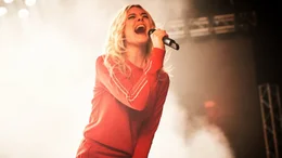 In der Finalshow von "Teen Spirit" liefert Violet (Elle Fanning) einen emotionalen Auftritt ab.