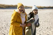 Eva (Rosalie Thomass, l.) und Bella (Almila Bagriacik, r.) lassen sich zum Nachteil ihrer Freundin Marlene von einem Mann ablenken.