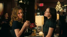 v.li.: Meg (Leslie Mann), Alice (Dakota Johnson).