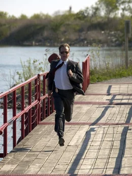 Pete (nicht im Bild) ist David (Kiefer Sutherland) entkommen.