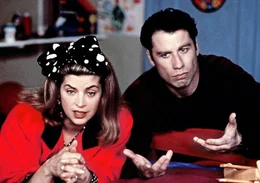 Elterlicher Erkl&auml;rungsnotstand bei Familie Ubriacco: Mollie (Kirstie Alley, l.) und James (John Travolta, r.) m&uuml;ssen zwar nicht die Bienen und die Blumen erkl&auml;ren, doch es gilt, den Kindern den Mythos Weihnachtsmann zu erhalten.