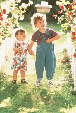 Mikey (Lorne Sussman, r.) und seine kleine Schwester Julie (Megan Milner, l.) tun sich zusammen, um das Familiengl&uuml;ck zu retten.