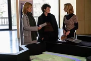 Nur ein Zufall? Der Museumsdirektor des StadtPalais wird ermordet und am selben Tag verschwindet ein Exponat aus der Ausstellung. Martina Seiffert (Astrid M. F&uuml;nderich, l.) und ihre neue Kollegin Nele Becker (Nina Siewert, M.) erhoffen sich Hinweise von der Museumsmitarbeiterin Janina Schneider (Pia-Micaela Barucki, r.).