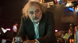 Der kroatische Ex-Opernstar Vlad (Zlatko Burić) verbringt seine Abende vorwiegend einsam im Pub.