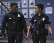 Harper (Mekia Cox) glaubt, der schlechte Ruf ihres neuen Rookies entwickelt sich zur Belastung. Daher gibt sie Thorsen (Tru Valentino) fünf Minuten, um zu beweisen, dass er es wert ist, die Uniform zu tragen. Harper (Mekia Cox) glaubt, der schlechte Ruf ihres neuen Rookies entwickelt sich zur Belastung. Daher gibt sie Thorsen (Tru Valentino) fünf Minuten, um zu beweisen, dass er es wert ist, die Uniform zu tragen.