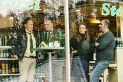 Huberts (Christian Tramitz, l.) und Girwidzs (Michael Brandner, 2.v.l.) Plan geht nicht so auf, wie sie es geplant haben.