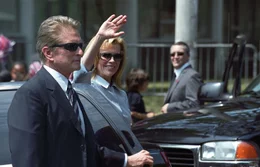 Pete Garrison (Michael Douglas, l.) ist langj&auml;hriger Mitarbeiter des US-Geheimdienstes und mittlerweile pers&ouml;nlicher Besch&uuml;tzter der First Lady, Sarah Ballentine (Kim Basinger).