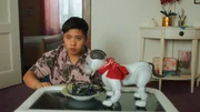 Von nun an begleitet Roccos (Hoang Minh Ha) neuer Freund Bibo ihn überall hin, auch zum Abendessen mit den Eltern. Von nun an begleitet Roccos (Hoang Minh Ha) neuer Freund Bibo ihn überall hin, auch zum Abendessen mit den Eltern.