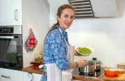 Gastgeberin Katharina Deitmers bereitet ihr "Land und lecker"-Menü. Gastgeberin Katharina Deitmers bereitet ihr "Land und lecker"-Menü.