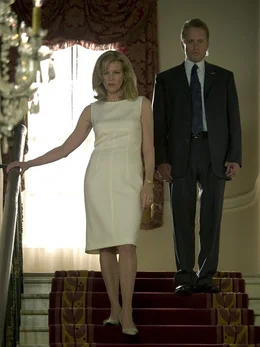 Die First Lady, Sarah (Kim Basinger), ist eine sch&ouml;ne Frau, die kaum eine Minute ihres Lebens allein verbringen darf. Und sie hat ein pikantes Geheimnis - ein Aff&auml;re mit einem Mitglied des Sicherheitsdienstes (Michael Douglas, r.).