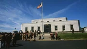 Eine Menschenmenge steht vor Fort Knox, Kentucky, USA