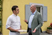 Leon (Joel Akg&uuml;n, links) lehnt die von Hubert (Bernhard Ulrich, rechts) vorgeschlagene Kompromissl&ouml;sung f&uuml;r das frisierte E-Bike ab.