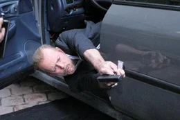 Ein Krimineller muss 16 Blocks weit in ein Gerichtsgeb&auml;ude gebracht werden. Ein scheinbar einfacher Auftrag f&uuml;r den New Yorker Cop Jack Mosley (Bruce Willis), doch wie durch Zufall finden sich allerhand Hindernisse am Wegesrand ...
